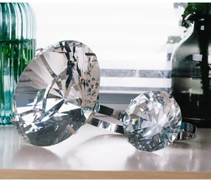 Vue détaillée des ornements de bureau étincelants en cristal de 150 mm avec base en métal argenté