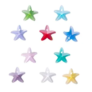 Gedetailleerd overzicht van kleurrijke stervormige kristallen kralen voor DIY sieraden.