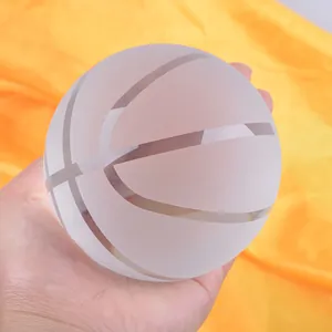 Makroansicht der sandgestrahlten Kristall-Basketball-Deko mit Milchglas-Textur