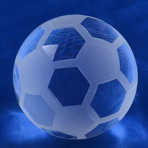 Detailaufnahme eines sandgestrahlten Kristall-Fußball-Ornaments