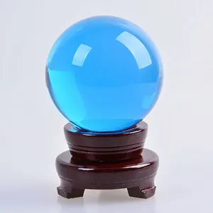 Blaue 15cm große durchscheinende Glaskugel mit einem dunklen Holzständer für Deko