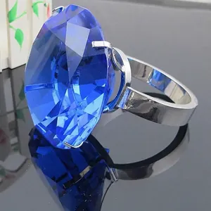 Grand anneau de diamant en cristal bleu 80 mm et porte-serviette pour la décoration