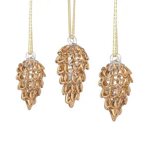 Elegante set de tres adornos colgantes de piña de cristal dorado para decorar el árbol.