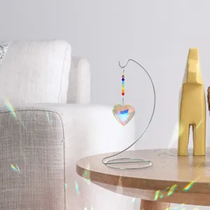 Atrapasol de cristal en corazón con cuentas arcoíris en soporte de metal plateado