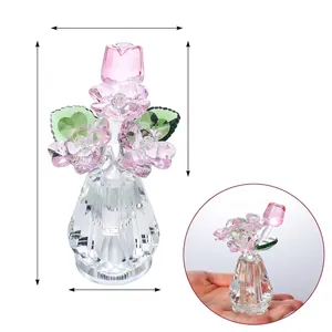 Figura de rosa de cristal artesanal en un jarrón facetado con indicadores de medida
