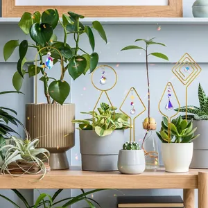 Set di picchetti geometrici dorati con prismi di cristallo per decorazione da giardino