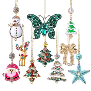 Ensemble de pendentifs de Noël étincelants avec Père Noël, renne, papillon et sapins