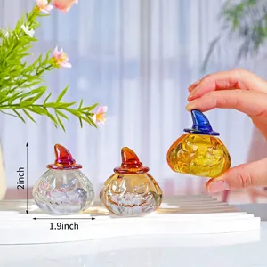 Gros plan d'une figurine de citrouille en cristal irisé avec chapeau de sorcière