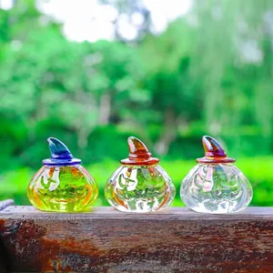 Gros plan de trois citrouilles d'Halloween en cristal avec chapeaux sur bois