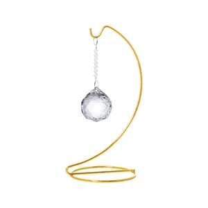 Elegante colgante de bola de cristal facetada con soporte de mesa metálico dorado S