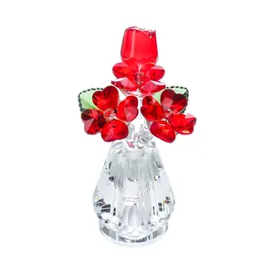 Elegante adorno de rosa de cristal rojo en jarrón de cristal facetado transparente