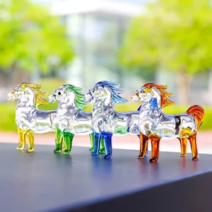 Gros plan de quatre figurines de chevaux en cristal coloré pour une décoration de maison de luxe
