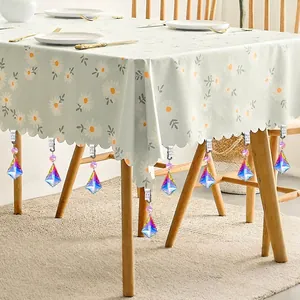 Détail de poids de nappe en cristal AB clipsés sur une nappe fleurie dans une salle