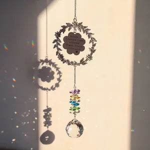 Λεπτομέρεια ενός ασημένιου στεφανιού suncatcher με κρυστάλλινη σφαίρα και αναμνηστική χάραξη.