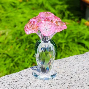 Elegante Kristallrose Figur in rosa mit facettierter Glasvase für Heimdekoration