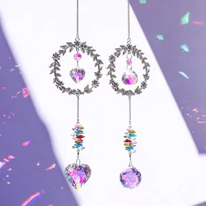 Λεπτομέρεια από ασημένια στεφάνια suncatchers με ιριδίζοντα κρυστάλλινα μενταγιόν.