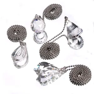 Vue détaillée de divers pendentifs en cristal avec chaînes à billes pour déco DIY.