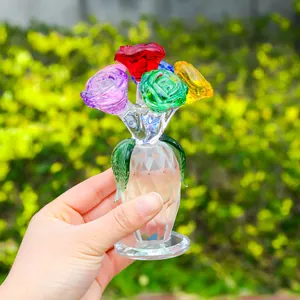 Eleganter Kristallglasstrauß mit sechs bunten Rosen für die Wohndekoration