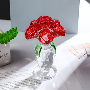 Eleganter Strauß aus Kristallglas mit sechs roten Rosen in einer facettierten Vase