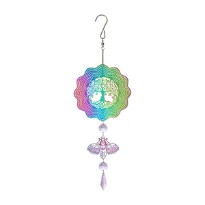 Farbenfrohes Regenbogen-Metallsun-Catcher-Windspiel mit Lebensbaum, Motte und lila Kristallen