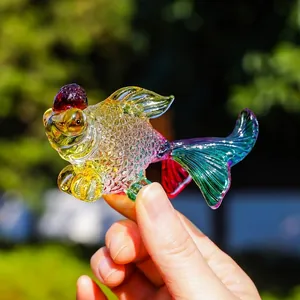 Vista macro dettagliata di una statuetta di pesce rosso in vetro sfumato colorato