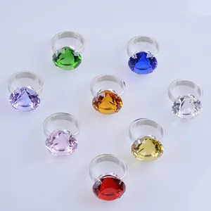Juego de ocho anillos de cristal facetado de colores como elegantes servilleteros
