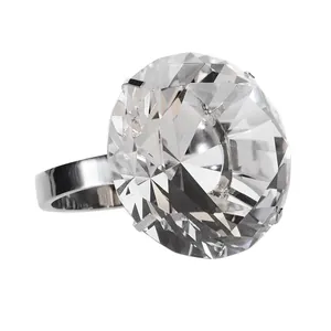 Élégant rond de serviette avec bague en diamant de cristal pour la décoration de table d'hôtel