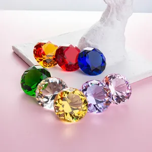 Vue détaillée de diamants en cristal K9 colorés montrant diverses nuances et coupes précises.