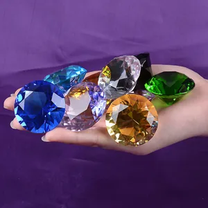 Main tenant de grands diamants en cristal K9 colorés facettés pour déco