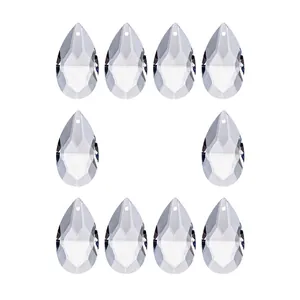 Gros plan de pendentifs en cristal à facettes en forme de goutte d'eau