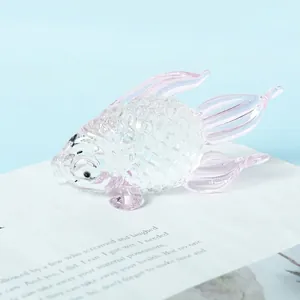 Vista macro dettagliata di una statuetta di pesce in vetro con pinne rosa per la casa