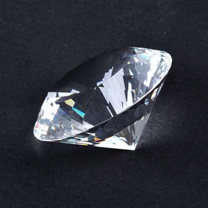 Gros plan d'un ornement en diamant de cristal K9 transparent sur fond noir texturé