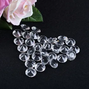 Diamants en cristal K9 transparents disposés en forme de cœur sur fond noir