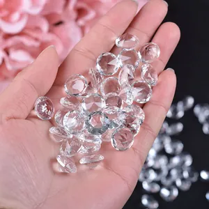 Vue macro de diamants en cristal K9 facettés tenus en main pour la décoration d'art