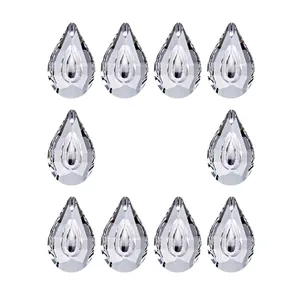 Vue détaillée de pendentifs gouttes en verre cristal facetté pour décoration DIY