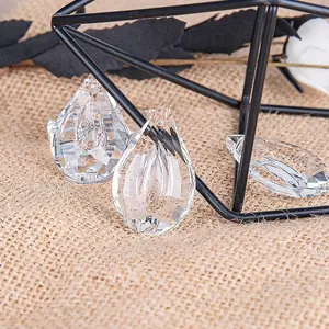 Détail macro d'un pendentif en cristal facetté de 38 mm pour la création de bijoux DIY