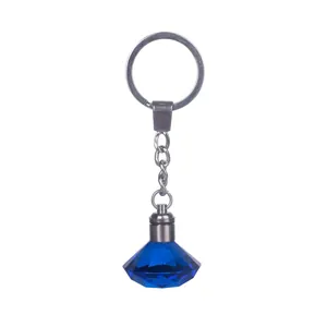 Detailansicht eines brillanten blauen Kristall-Diamant-Schlüsselanhängers mit Kette