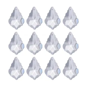Vue détaillée de pendentifs en cristal facetté de 38 mm en forme de feuille d'érable