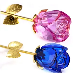 Squisite rose di cristallo rosa e blu con steli dorati, perfette per regali