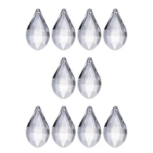 Gros plan détaillé de dix pendentifs en cristal facetté transparents pour déco DIY
