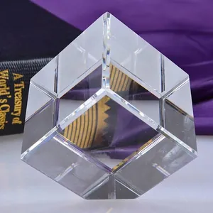 Nahaufnahme der klaren Facetten und Lichtbrechung eines geometrischen Kristallblocks