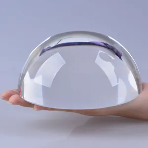 Gros plan d'un presse-papier en verre en forme de demi-sphère de cristal clair poli