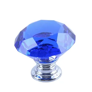 Detailansicht eines brillanten blauen Diamant-Kristallknaufs mit verchromtem Sockel.