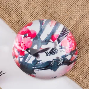 Vue détaillée d'un presse-papier en cristal avec impression 3D d'oiseau et fleurs