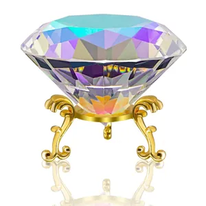 Diamante de cristal facetado iridiscente con soporte trípode decorativo dorado