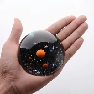 Presse-papiers en verre galaxie de 40 mm avec design de planète cosmique coloré pour le bureau