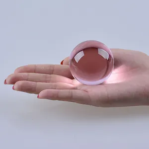 Transparente rosa 50mm K9 Kristallkugel Dekoration in der Hand für den Schreibtisch