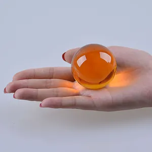 Bernsteinfarbene 50mm K9 Kristallkugel in der Hand für die elegante Wohndekoration