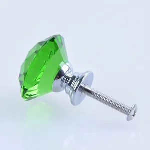 Nahaufnahme eines 30 mm grünen Diamant-Kristall-Schubladengriffs mit silberner Basis und Schraube