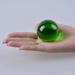 Klare grüne 40mm Glaskristallkugel Schreibtisch Deko in der Hand gehalten